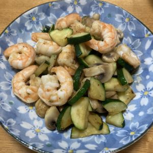 材料を切って炒めるだけの簡単料理。お酒のおつまみに最適です！ 材料 エビ ズッキーニ にんにく マッシュルーム 鶏ガラスープのもと 塩、こしょう 作り方 にんにくをみじん切りにして油で香りが出るまで炒める 材料を全部炒め、鶏ガラスープのもとで味付け。 塩・こしょうで味を整えて完成！！