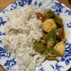 薬膳煮込まないおくらと鶏の炒めカレー
