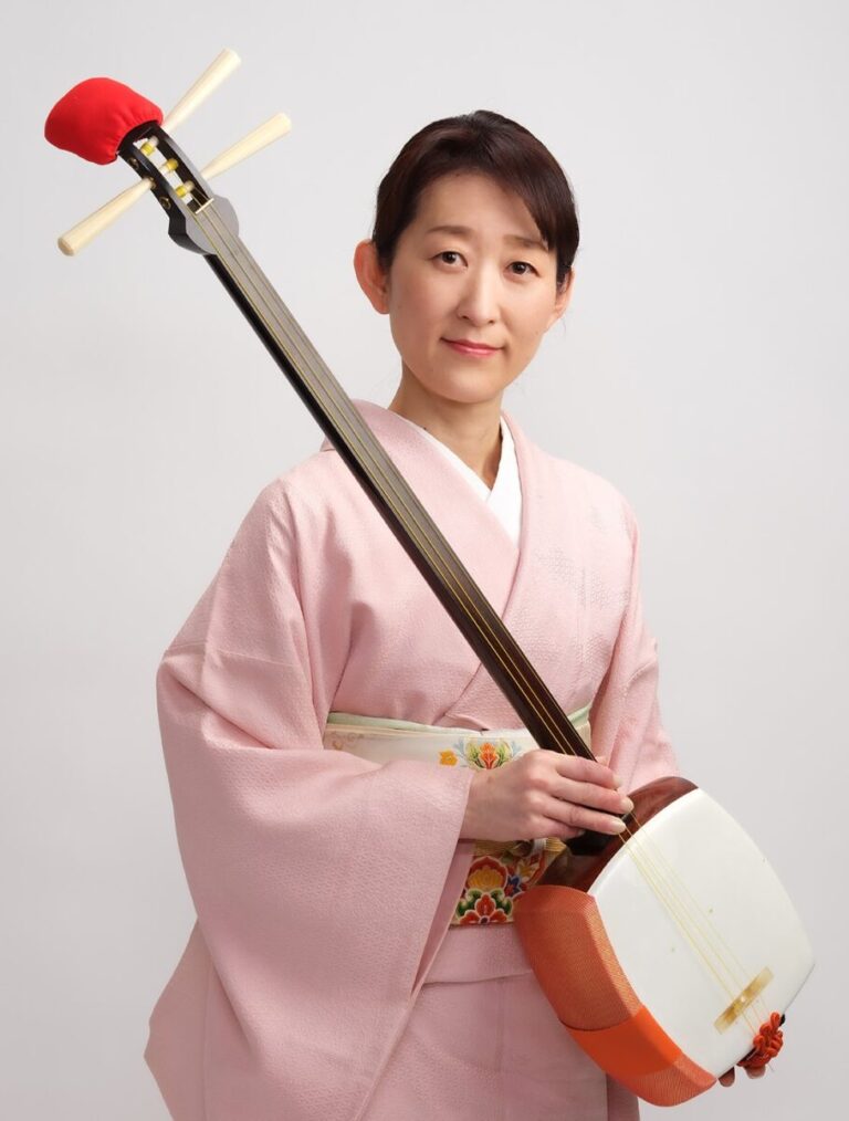 三味線を持つ堀 歌夕希さん